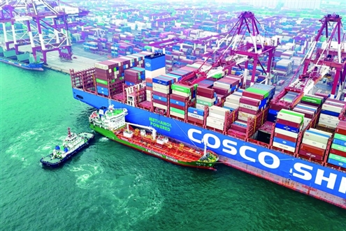 3月3日,山东港口青岛港完成首批两艘国际航行船舶绿色甲醇“船对船”加注作业。这标志着青岛港正式成为北方首个实现常态化绿色甲醇加注服务的港口。新华社发